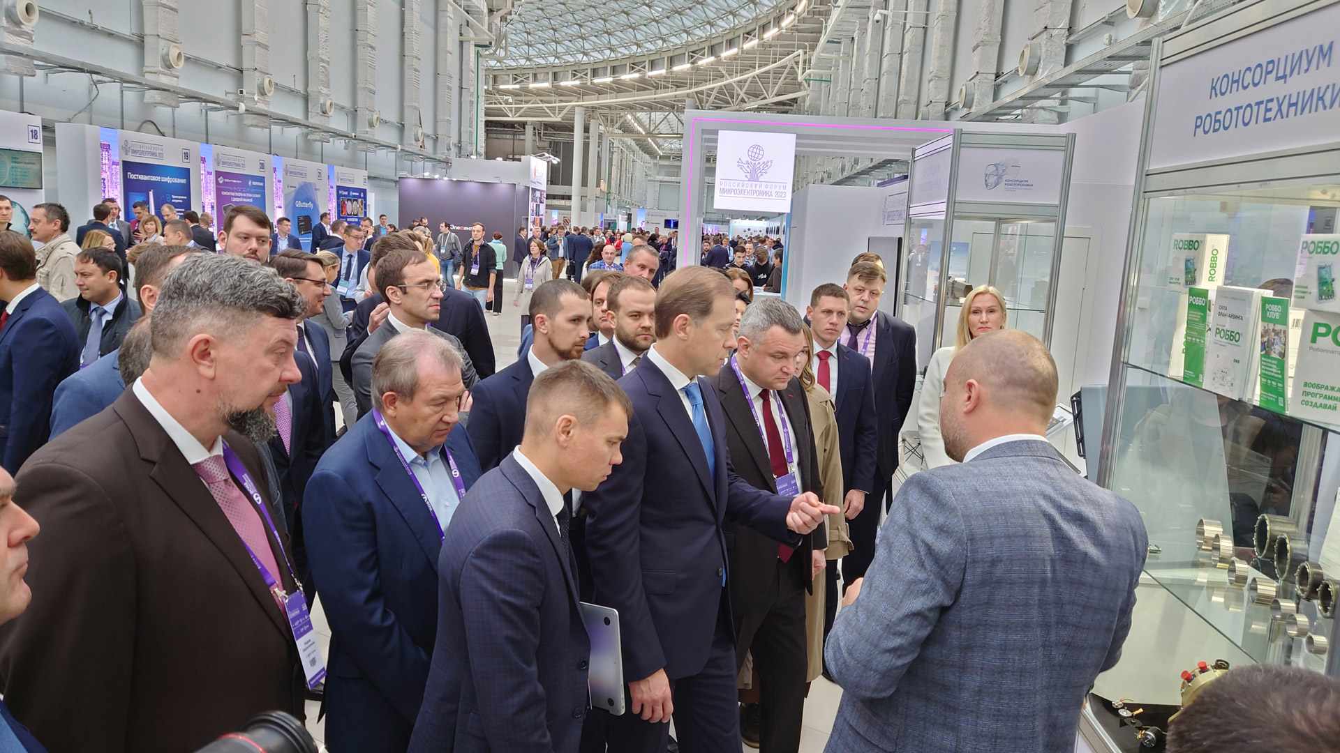 Министр Мантуров посетил стенд Консорциума робототехники на форуме «Микроэлектроника 2023»