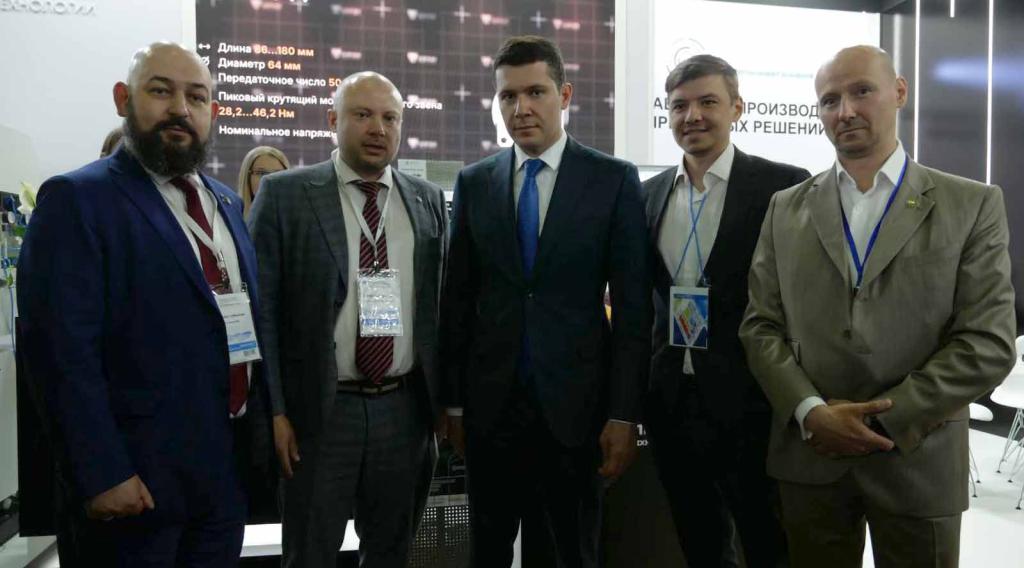 Глава Минпромторга РФ Антон Алиханов посетил экспозицию российской робототехники на выставке «Металлообработка–2024»